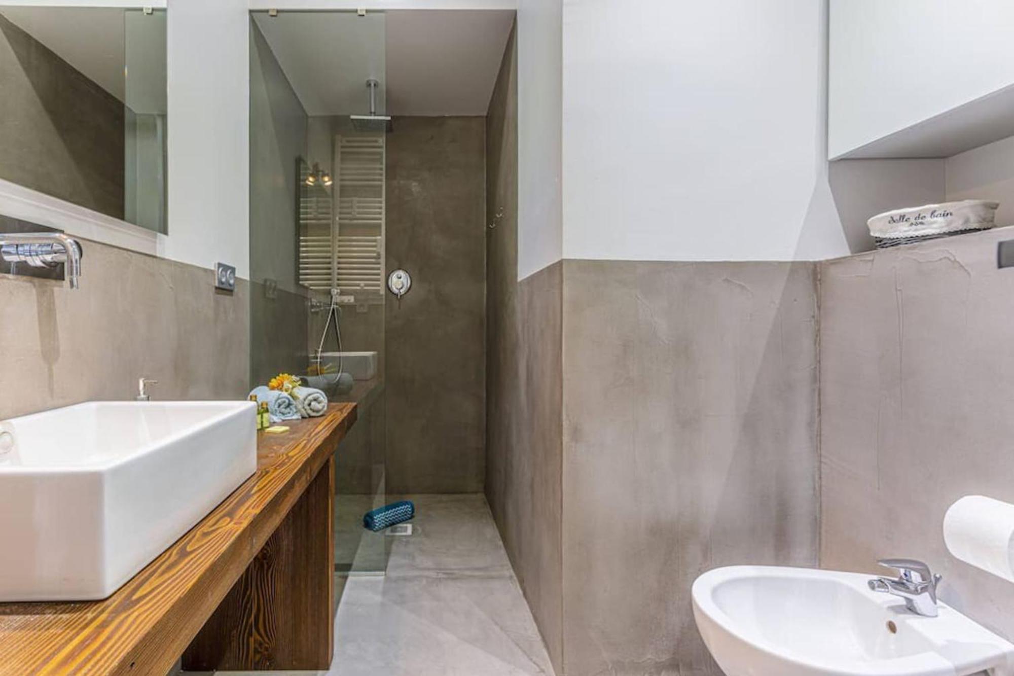 Fleurs 22 - Center - Modern W Terrace Apartment *